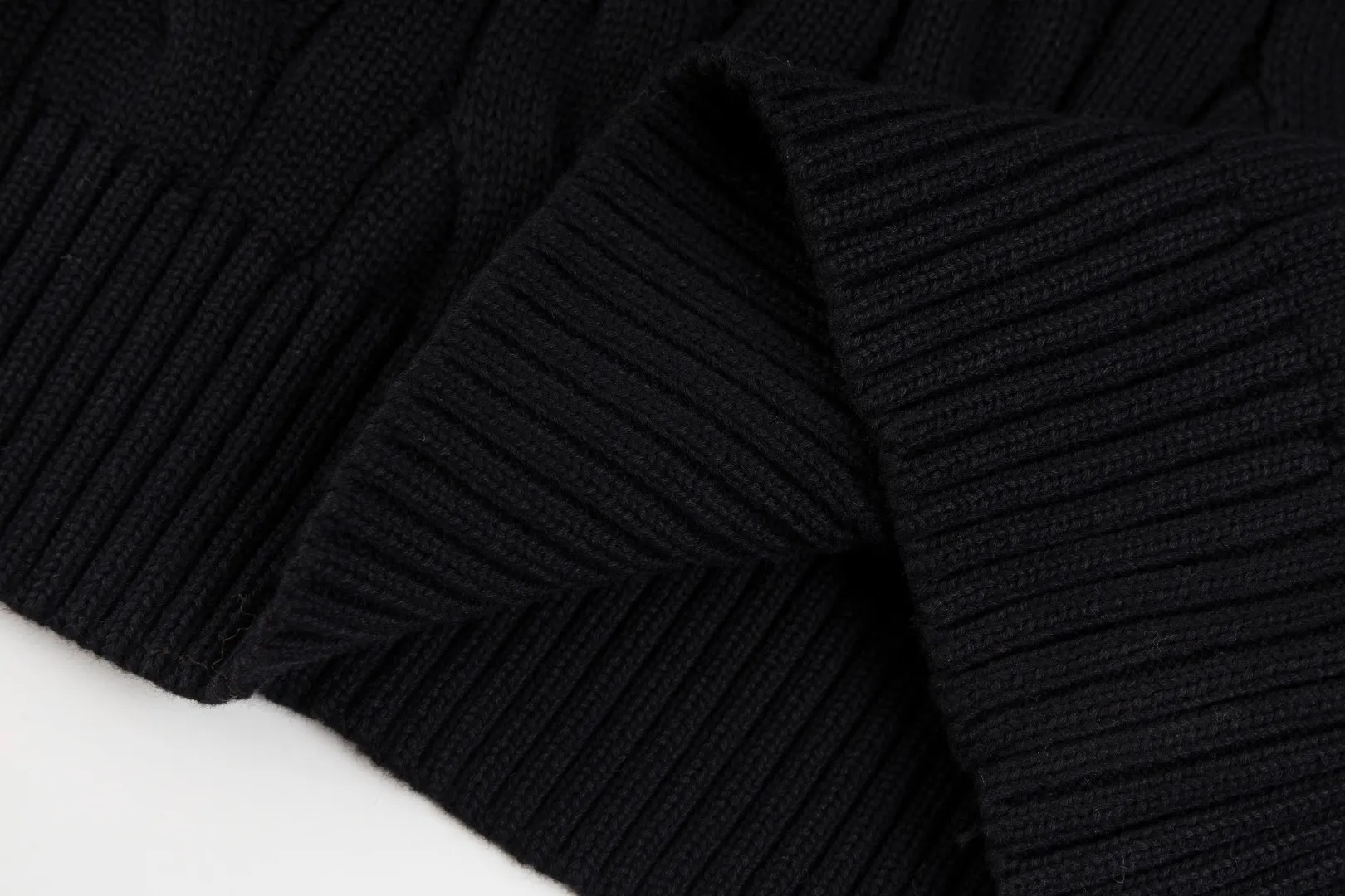 P220 #R91 RALPH LAUREN Ralph Lauren fourteen colors classic small label embroidery round neck pullover cable cardigan sweater men's top, high-density LOGO embroidery on the chest, original customization of tag accessories. Made of pure cotton yarn, pure cotton is skin-friendly and comfortable, small label war horse embroidered twist button round neck sweater 🐎 high quality, follow the blogger to learn how to wear it! Let’s buy a Ralph Lauren cable sweater. It’s a super hard-to-find series after it became popular. It’s hard to find one on the official website. It’s simple and practical to wear, with a lazy and loose feel. The thickened fabric has more texture, feels soft and delicate, and has a loose fit. Whether worn alone or layered, you can wear different styles of fashion with just one piece!   Size：XS S M L Sleeve length: 59/60/61/62/63